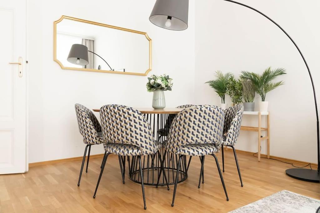 Franz 23 - Typical Viennese Apartment In The Heart Of Vienna Exterior photo